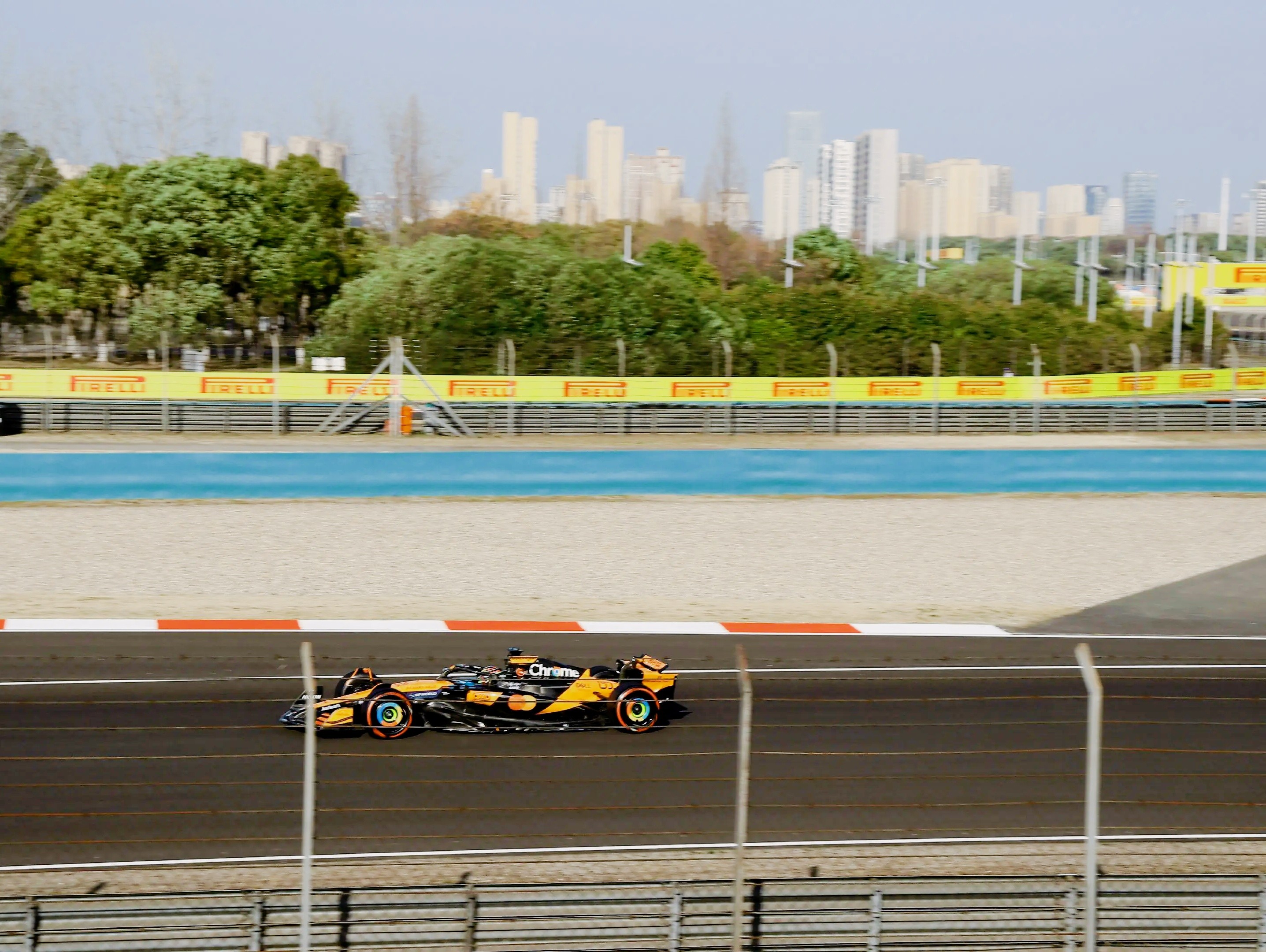 哈斯车队绝杀阿斯顿马丁,汉密尔顿点燃赛场 哈斯车队绝杀阿斯顿马丁,汉密尔顿点燃赛场