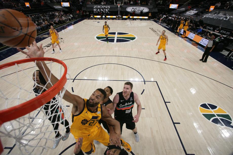 马刺碾压青岛队，戈贝尔扛起全队