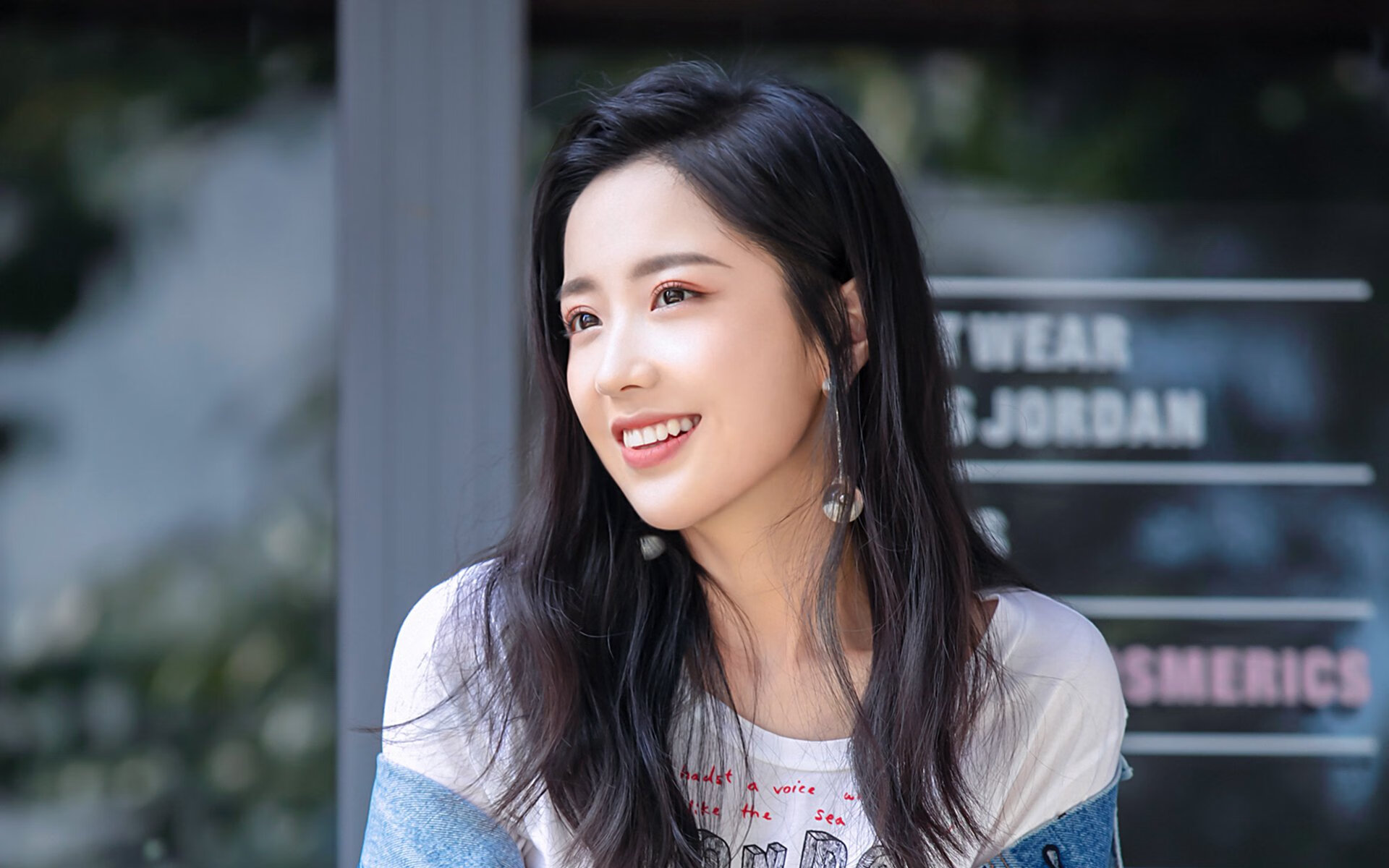 篮球巨星降临绿茵场,伦纳德德甲争冠战接管比赛,步行者收割奇才成序曲